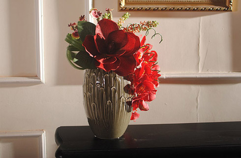 Lọ hoa decor để bàn là sản phẩm được yêu thích của nhiều người yêu thích sự đơn giản và tinh tế. Với các mẫu mã được thiết kế đặc biệt và đa dạng, lọ hoa này giúp bạn tạo điểm nhấn cho không gian sống của mình và tạo sự khác biệt cho ngôi nhà của bạn.
