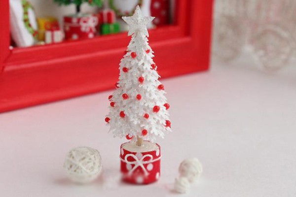 Hãy tạo nên một cây thông Noel mini trang trí độc đáo để làm mới không gian Giáng sinh của bạn. Từ những vật liệu đơn giản, bạn có thể dễ dàng tự chế tạo và trang trí chiếc cây thông xinh xắn chỉ trong vài giờ. Tự tay mình tạo ra một cây thông Noel mini đầy tình cảm sẽ truyền tải được thông điệp đẹp đến khắp mọi người.