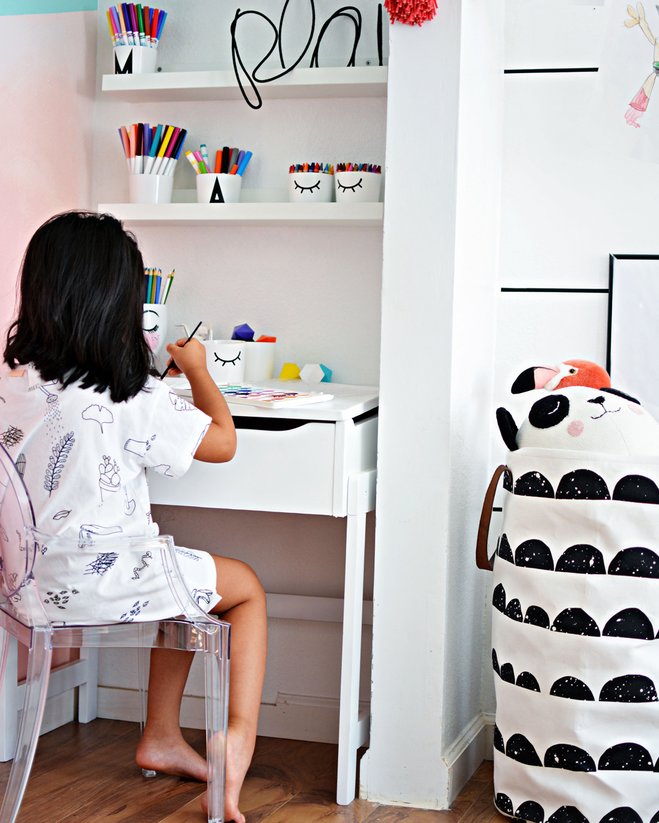 Cách trang trí bàn học cho bé gái giúp bé học tập hiệu quả hơn