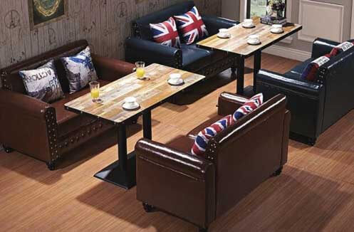 Bộ bàn ghế sofa cafe màu nâu giúp không gian của quán cafe trở nên ấm cúng, dễ chịu. Màu nâu là màu sắc trung tính, dễ dàng kết hợp với các phụ kiện khác để tạo nên điểm nhấn độc đáo.