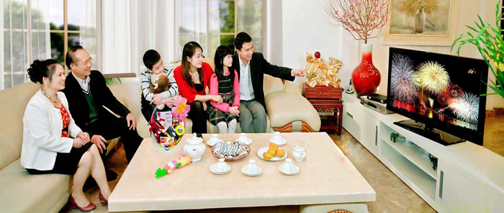 Cùng nhau thư giãn và tận hưởng hình ảnh gia đình xem tivi đầy cuốn hút
