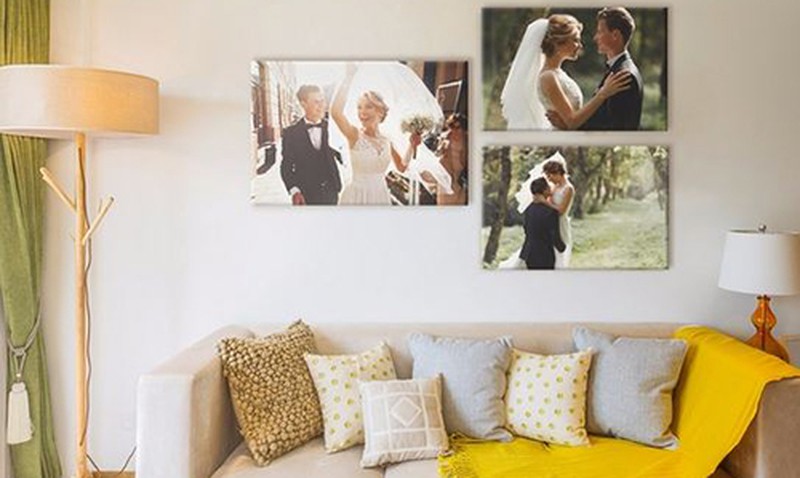 Tường nhà bạn sẽ cảm thấy thiếu sót mà không có những bức ảnh cưới được treo trang trí. Những bức ảnh này không chỉ giúp bạn giữ lại khoảnh khắc đẹp trong ngày cưới mà còn mang đến vẻ đẹp ngẫu hứng và ấm áp cho không gian sống của gia đình bạn.