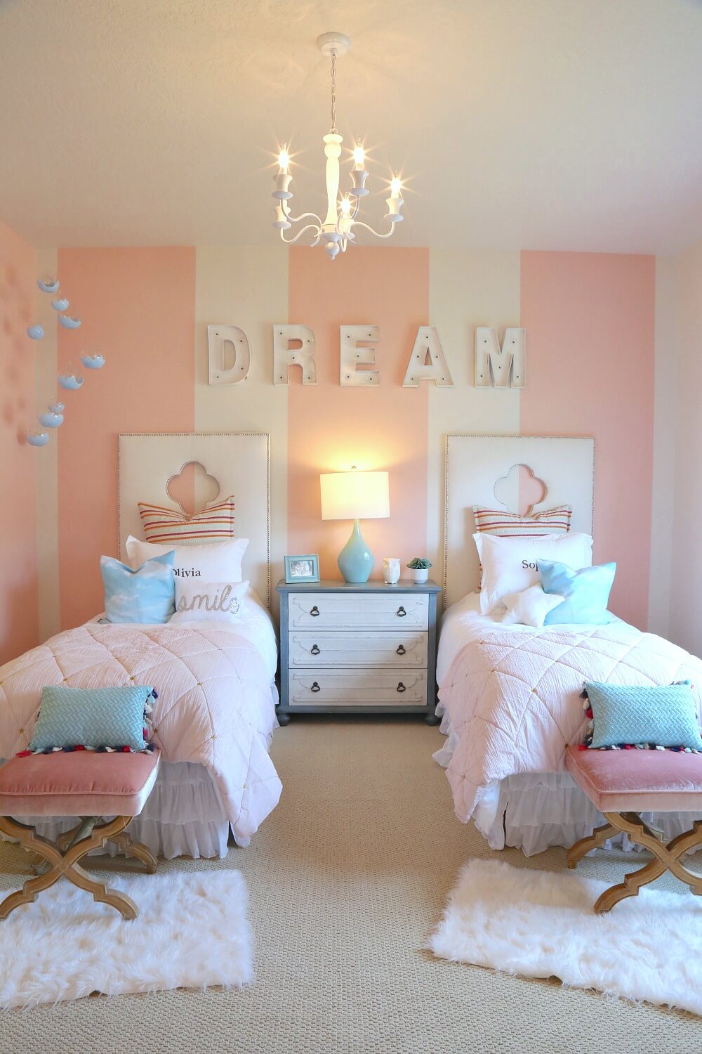 23+] Mẫu phòng ngủ bé gái màu hồng cực đáng yêu: Với màu hồng nhẹ nhàng, lãng mạn và đáng yêu, phòng ngủ bé gái màu hồng chính là nơi cực kỳ thú vị và đáng yêu để các bé thỏa sức chiến đấu với thế giới của mình. Thiết kế tinh tế, đáng yêu và tiện nghi giúp các bé cảm thấy thoải mái và vui tươi trong căn phòng của mình.