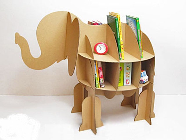 Cách thứ 3 – làm giá sách từ bìa cứng hình chú voi