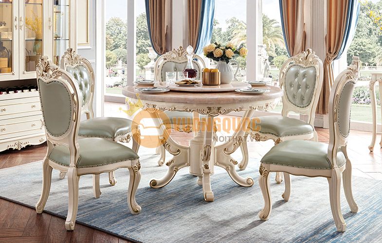 Mang đến không gian ẩm thực cổ điển cùng bàn ghế ăn được thiết kế tinh xảo với chất liệu chắc chắn và sang trọng. Hình ảnh này sẽ đưa bạn quay lại những kỷ niệm ấm áp với gia đình và bạn bè. Hãy đến và thưởng thức không gian đẹp cùng bộ bàn ghế ăn cổ điển.