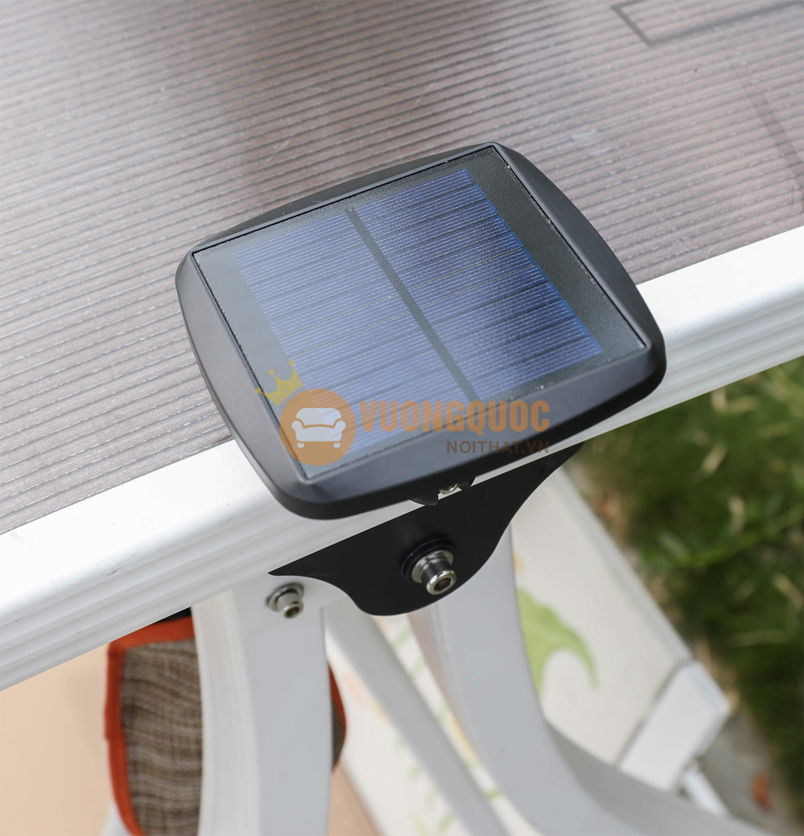 Xích đu kiểu dáng hiện đại bằng nhôm đúc ZXFM106 có tấm pin năng lượng mặt trời