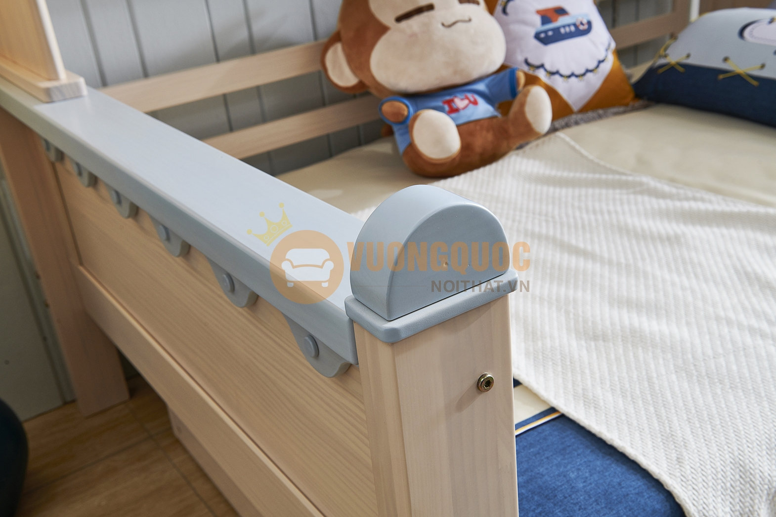 Giường ngủ cho bé kèm tủ trang trí tiện dụng JVNA922 thành giường bên