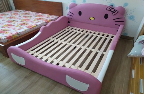 Hoàn thiện giường bọc da cho bé gái hình Hello Kitty tại nhà anh Châu