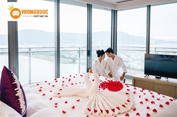 Cách trang trí phòng cưới bằng hoa hồng và khăn tắm