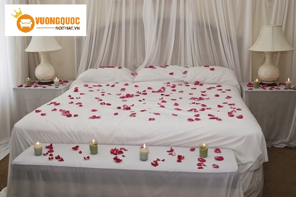 Cách trang trí phòng cưới bằng hoa hồng rải trên giường