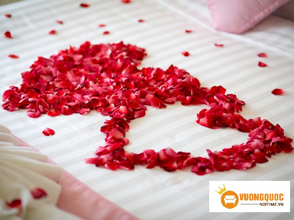 Các cách trang trí phòng cưới bằng hoa hồng đầy lãng mạn