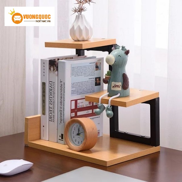 Sử dụng kệ gỗ trang trí bàn làm việc công sở