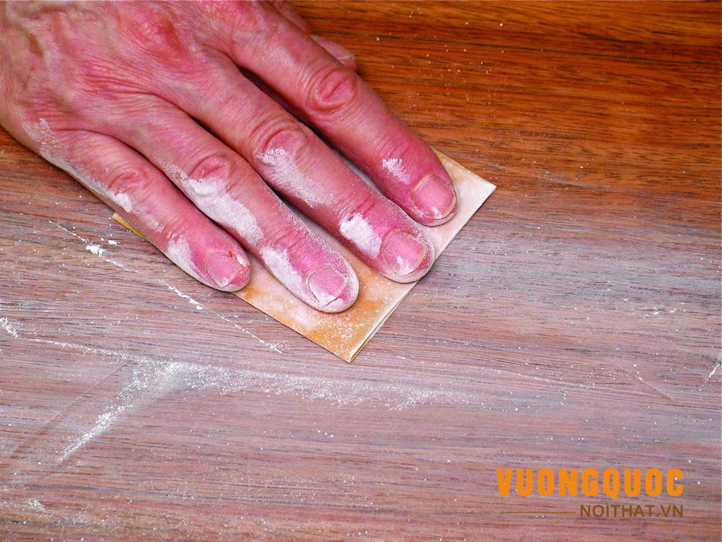 Cách đánh bóng gỗ bằng giấy nhám